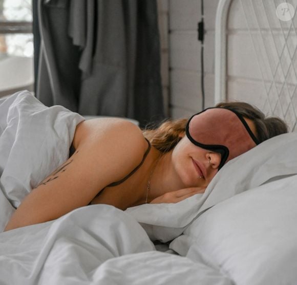 La tendance du "Sleepmaxxing" s'impose sur les réseaux sociaux comme la méthode ultime pour optimiser son corps et son esprit à travers un sommeil ultra-performant.