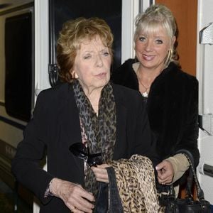 "Personne n’a rendu hommage à sa carrière, son action humanitaire ou son engagement politique", a déclaré Véronique Néry. 

Marthe Mercadier et sa fille Véronique à la foire du Trône au coeur du bois de Vincennes le 4 avril 2014. © BestImage.