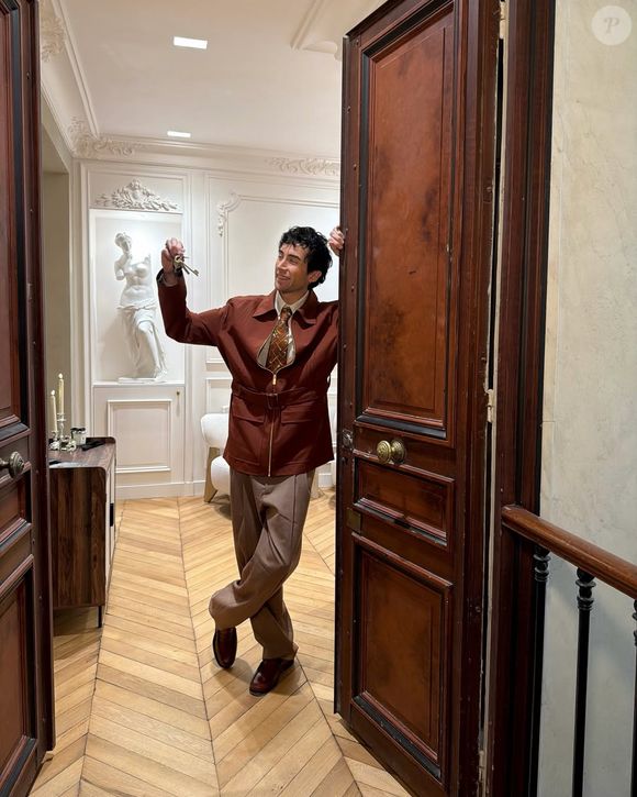 Lythan Cottaz, fils du pilote Didier Cottaz, présente son superbe appartement parisien.