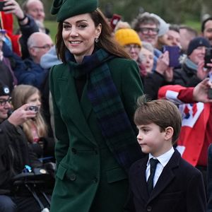 "Ne pas oublier de se nourrir de tout ce qui se trouve au-delà de la maladie", vient d'écrire Kate Middleton sur Instagram, à l'occasion de la Journée mondiale contre le cancer. Pour accompagner ce message, celle qui a récemment annoncé être en rémission a publié une photo d'elle, les bras tendus, en plein milieu d'une forêt. 

La princesse de Galles et le prince Louis assistent au service religieux du jour de Noël à l'église St Mary Magdalene à Sandringham, Norfolk, Royaume-Uni. Photo by Aaron Chown/PA Wire/ABACAPRESS.COM