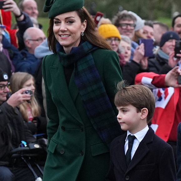 "Ne pas oublier de se nourrir de tout ce qui se trouve au-delà de la maladie", vient d'écrire Kate Middleton sur Instagram, à l'occasion de la Journée mondiale contre le cancer. Pour accompagner ce message, celle qui a récemment annoncé être en rémission a publié une photo d'elle, les bras tendus, en plein milieu d'une forêt. 

La princesse de Galles et le prince Louis assistent au service religieux du jour de Noël à l'église St Mary Magdalene à Sandringham, Norfolk, Royaume-Uni. Photo by Aaron Chown/PA Wire/ABACAPRESS.COM