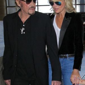 Le chanteur et acteur français Johnny Hallyday se dirige vers un vol à l'aéroport de Los Angeles avec sa femme Laeticia Hallyday et leurs deux filles Jade et Joy. Los Angeles, CA, USA, 25 juin 2016. Photo by GSI/ABACAPRESS.COM