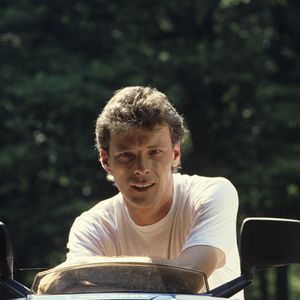 Un homme bien ancré dans son village de Barbizon et bien entouré

Archives - En France, à Barbizon, en extérieur, Herbert LEONARD, posant sur son scooter le 11 juillet 1984
©Alain Canu via Bestimage