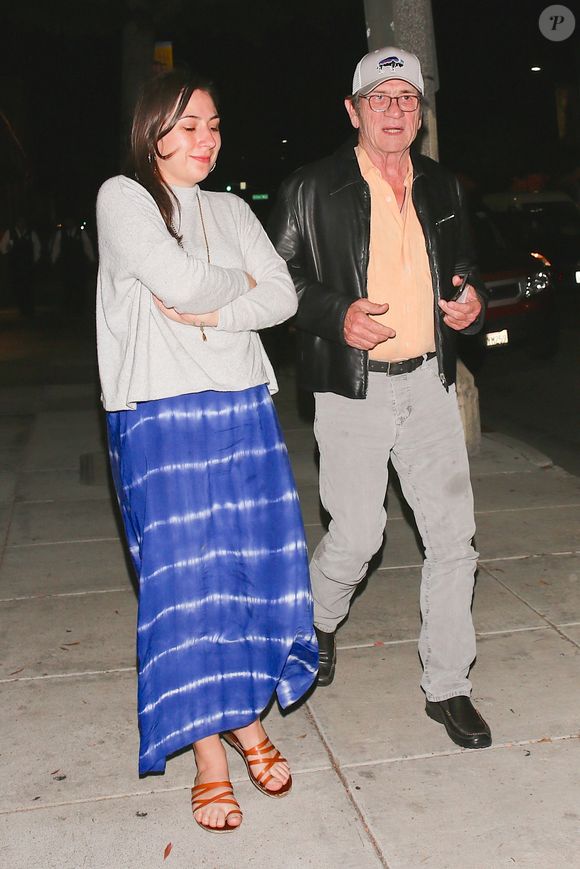 Tommy Lee Jones et sa fille Victoria reviennent d'un dîner au restaurant Matsushisa à Beverly Hills le 10 juin 2017.
Backgrid USA / Bestimage
