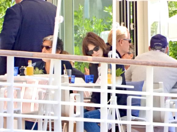 Charlotte Gainsbourg et son compagnon Yvan Attal déjeunent sur la terrasse de l’Eden Roc au Cap d’Antibes lors du 78ème Festival International du Film de Cannes le 18 mai 2025.