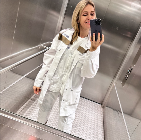 Désormais, Ambre Dol file le parfait amour avec un autre homme dont l'identité n'a pas été révélée.

Ambre Dol de "Familles nombreuses" en tenue de travail