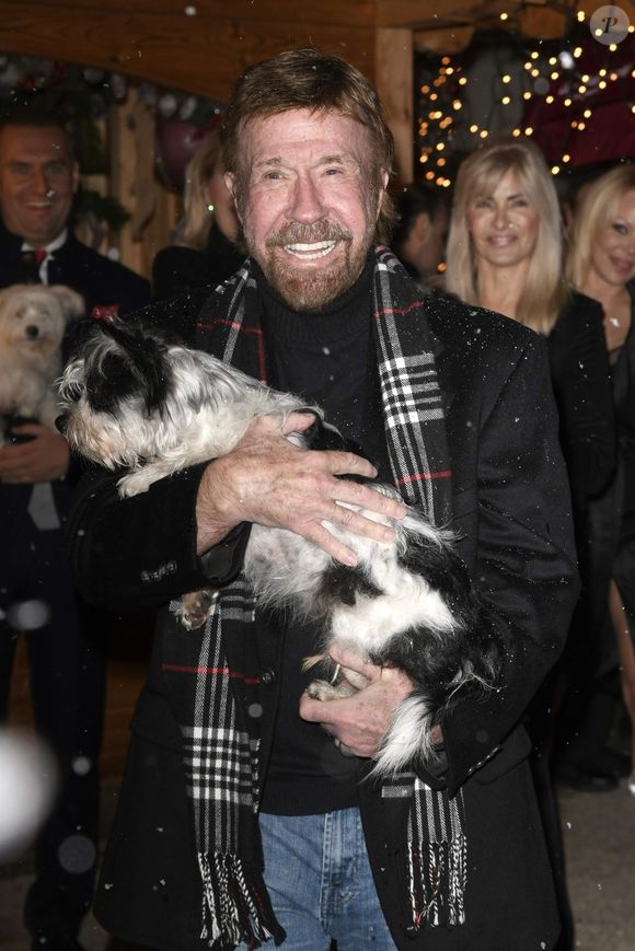 Né au Texas en 1940, il est connu pour ses rôles dans les films d'action des années 70 et la série Walker, Texas Ranger.

Chuck Norris à la soirée VIP Gut Aiderbichl Christmas Market à Henndorf en Autriche, le 12 novembre 2019
Backgrid USA / Bestimage