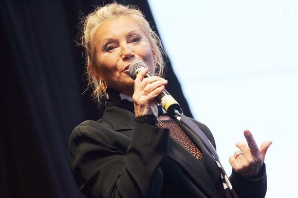 "46 degrés, 40 degrés sur scène, une catastrophe épouvantable a été évitée de justesse. Les fils fondent, la console implose mais normalement on devrait pouvoir le faire" La chanteuse Sheila se produit sur scène à Binche, en Belgique, le 9 septembre 2007. Photo de AV Press/ABACAPRESS.COM