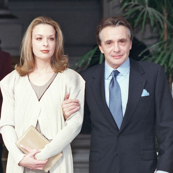 Elle est le fruit des amours du chanteur français et de la danseuse Françoise Pettré...

Michel Sardou et son épouse Anne-Marie Perier lors de leur mariage civil avec la fille de Sardou, Cynthia, à la mairie de Neuilly, près de Paris, France, le 11 octobre 1999. Photo par Abaca