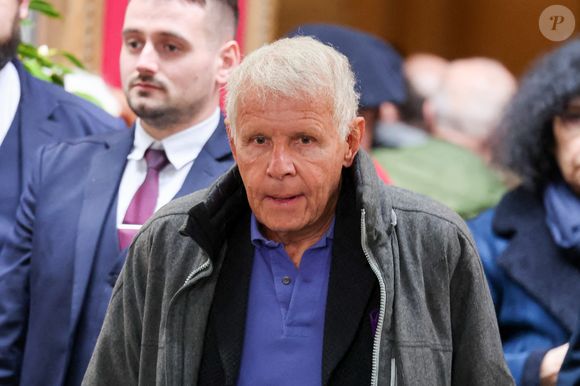 Arrivé en 1987, Patrick Poivre d'Arvor avait présenté son dernier journal en juillet 2008. Le cœur lourd, il avait déclaré avant de rendre l'antenne une dernière fois : "Ce qui ne peut être évité, il faut l'embrasser. Or très modestement, puisque je n'ai pu éviter ce qui arrive ce soir". 

Patrick Poivre d'Arvor (PPDA) - Sorties des obsèques de l'ancien ministre de la Culture Frédéric Mitterrand en l'Église Saint-Thomas d'Aquin à Paris. Le 26 mars 2024
© Moreau-Jacovides / Bestimage