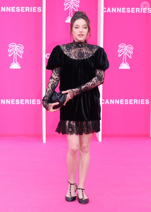 Réalisée par Gaël Morel, l’adaptation du roman de Stendhal sera prochainement diffusée sur France 2.

Zoe Adjani sur le tapis rose lors de la 9ème édition de "CanneSeries" à Cannes le 24 Avril 2026. © Denis Guignebourg / BestImage