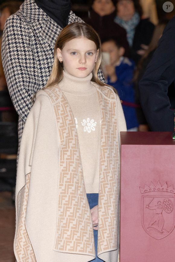 La princesse Gabriella de Monaco, comtesse de Carladès - La famille princière de Monaco lors du lancement des illuminations de Noël organisées par la municipalité de Monaco sur la Place d'Armes le 27 novembre 2025.
© Olivier Huitel / Pool / Bestimage