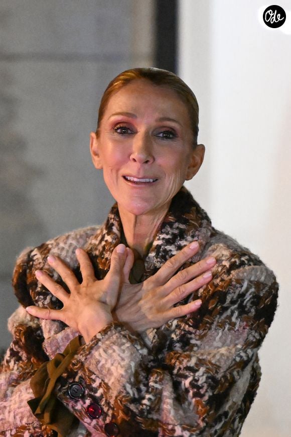 Céline Dion, de retour d'une séance intense de répétitions, prend le temps de saluer ses fans devant l'hôtel Royal Monceau à Paris le 9 septembre 2026 © Lionel Urman / Bestimage