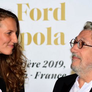 Loin des photographes, Alain Chabat s'y métamorphose en habitant presque ordinaire, savourant les plaisirs locaux, les étals colorés des marchés et les balades sur les sentiers ocres, faisant de ce coin de Provence le décor idéal de sa seconde vie, loin de l’agitation de la capitale.

Alain Chabat et sa femme Tiara Comte - Photocall de la soirée de remise de prix du festival Lumière 2019 à Lyon le 18 octobre 2019.

© Romain Doucelin / Bestimage