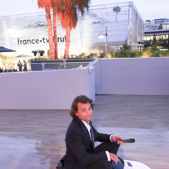 Exclusif -   Bertrand Chameroy sur le plateau de l'émission "C à vous" lors du 77ème Festival International du Film de Cannes. Le 14 mai 2024
© Jack Tribeca / Bestimage