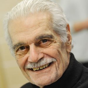 Omar Sharif a notamment été rendu célèbre pour son rôle dans Lawrence d'Arabie.

Omar Sharif lors de la conférence de presse pour la vente aux enchères de la "Federation fund's" à Moscou, le 28 novembre 2014. Les fonds recueillis iront des centre pour les enfants de la région de Moscou.
