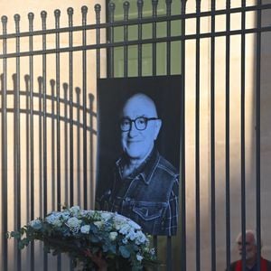 Ce jeudi 16 avril 2026, le maire du 3e arrondissement de Paris a rebaptisé une rue en l'honneur de l'acteur décédé en octobre 2024.

Cérémonie d'enterrement de Michel Blanc à l'église Saint Eustache à Paris, France, le 10 octobre 2024. 

Photo : Franck Castel / Bestimage