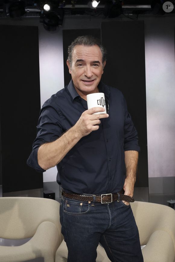 Exclusif -  Jean Dujardin, sur le plateau de Clique présenté par M.Achour, et diffusé sur Canal + le 27 octobre 2025, à Paris, France, le 21 octobre 2025. © Jack Tribeca/Bestimage