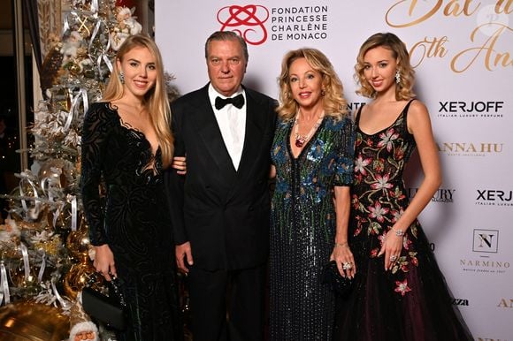 Le Prince Charles de Bourbon des Deux Siciles, la princesse Camilla, leurs filles, les princesses Maria Carolina et Maria Chiara lors du Bal de Noël à la salle Empire de l'hôtel de Paris à Monaco, le 12 décembre 2025. © Bruno Bebert / Bestimage