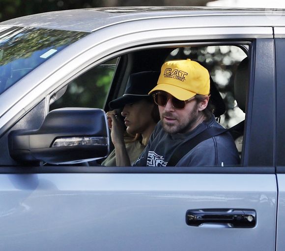 Ryan Gosling et Eva Mendes, fraîchement débarqué de Londres où Ryan a tourné le très attendu Star Wars : Starfighter (avec des rumeurs selon lesquelles Eva le rejoindrait à l'écran en tant qu'épouse), revient au Montecito ensoleillé, en Californie, pour un peu de magie de vacances. 17/12/2025

Photo : Backgrid USA / Bestimage