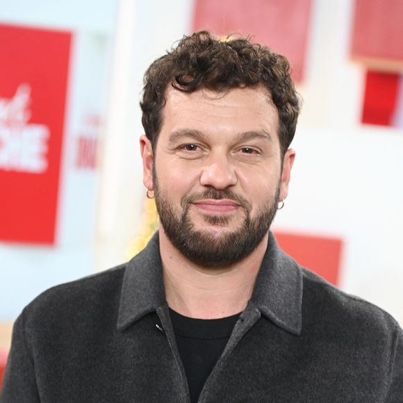 Alors que son fils aîné entre dans l'adolescence, Claudio Capéo apprend à naviguer dans cette période particulière tout en lui inculquant d'importantes valeurs. 

Claudio Capéo sur le plateau de l'émission "Vivement dimanche" le 16 décembre 2025. 

© Guillaume Gaffiot / Bestimage