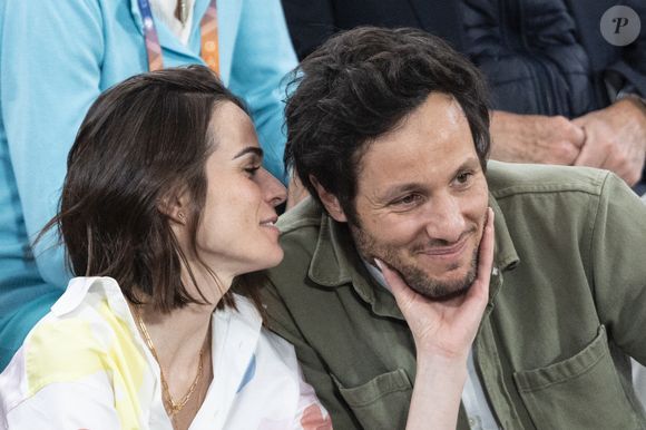 Le chanteur Vianney et sa femme Catherine Robert en tribunes lors des Internationaux de France de Tennis de Roland Garros 2025, à Paris, France, le 6 juin 2025. © Jacovides-Moreau/Bestimage