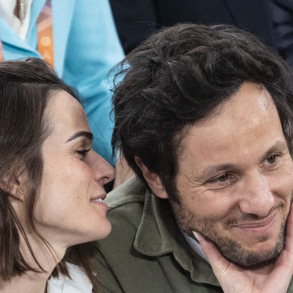 Le chanteur Vianney et sa femme Catherine Robert en tribunes lors des Internationaux de France de Tennis de Roland Garros 2025, à Paris, France, le 6 juin 2025. © Jacovides-Moreau/Bestimage