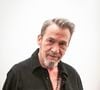Les pièces d'exception de grands couturiers exposées en vitrine ont captivé le regard des célèbres visiteurs.

Exclusif - Florent Pagny en backstage de l'enregistrement de l'émission "Serge Lama, le dernier rappel" à Paris, le 29 avril 2025. 

© Clovis-Moreau/Bestimage