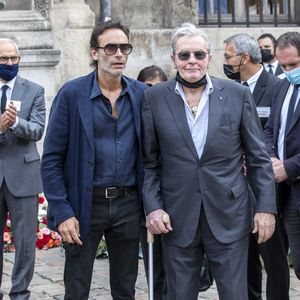 Anthony Delon, Alain Delon - Obsèques de Jean-Paul Belmondo en en l'église Saint-Germain-des-Prés, à Paris le 10 septembre 2021.

© Cyril Moreau / Bestimage