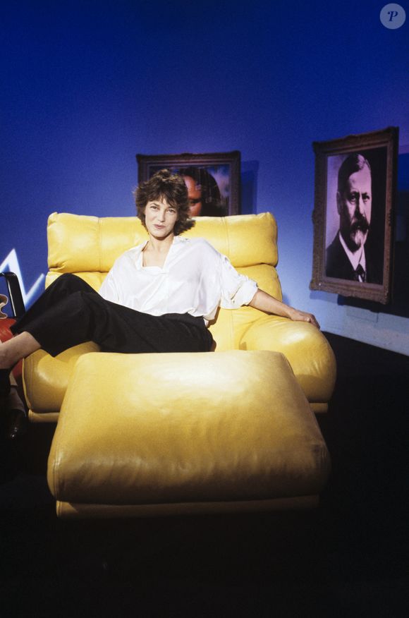 L'artiste s'est éteinte à l'âge de 76 ans le 16 juillet 2023

En France, à Paris, Jane Birkin sur le plateau de l'émission "Le Divan". Le 22 septembre 1987 © Gérard Letellier via Bestimage