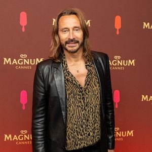 Dans la vidéo, Bob Sinclar aide sa fille à régler les platines dans son studio.

Bob Sinclar - Soirée sur la plage Magnum lors du 76ème Festival International du Film de Cannes le 22 mai 2023. © Cannes Magnum/Jeremy Melloul/Bestimage