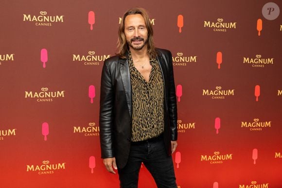 Dans la vidéo, Bob Sinclar aide sa fille à régler les platines dans son studio.

Bob Sinclar - Soirée sur la plage Magnum lors du 76ème Festival International du Film de Cannes le 22 mai 2023. © Cannes Magnum/Jeremy Melloul/Bestimage