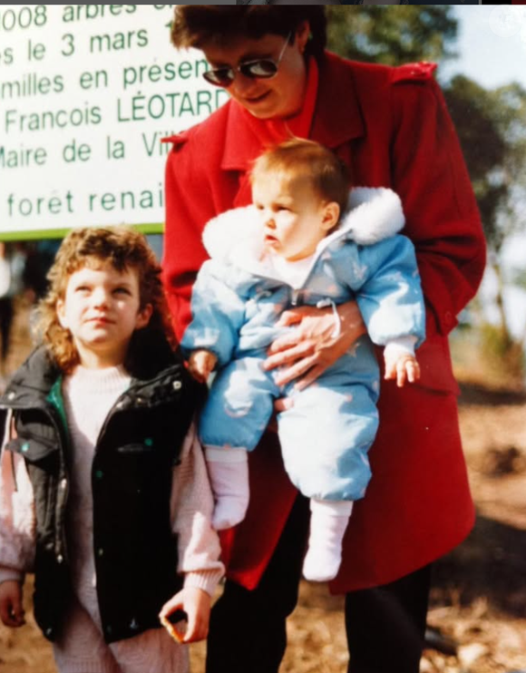 L'occasion de découvrir enfin le visage de sa soeur
Coralie de "Mariés au premier regard 2025" dévoile une photo d'enfance où l'on peut voir sa regrettée maman et sa soeur Anna - Instagram, le 25 mai 2025
