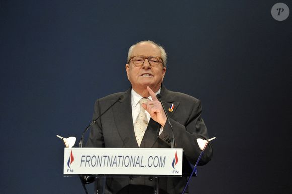 Jean-Marie Le Pen, président du Front national (FN), lors de l'ouverture du 14ème congrès du Front national au Palais des Congrès de Tours le 15 janvier 2011. Légende locale Jean-Marie Le Pen. Photo par Edouard Bernaux/ABACAPRESS.COM