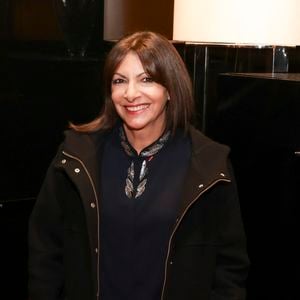 Anne Hidalgo, en backstage de l’émission "La grande soirée du 31 décembre de Paris" diffusée sur France 2 sur les Champs-Elysées à Paris, France, le 31 décembre 2024. © Clovis-Tribeca/Bestimage