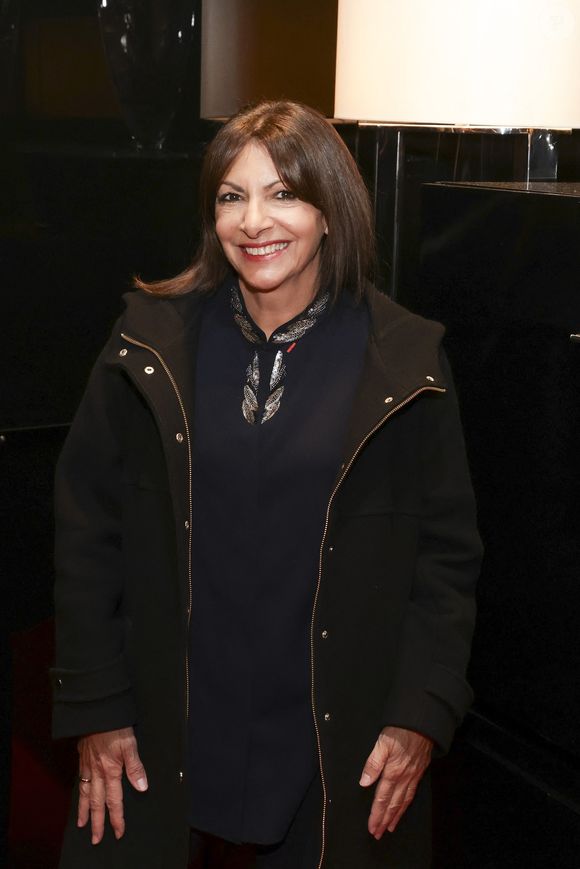 Anne Hidalgo, en backstage de l’émission "La grande soirée du 31 décembre de Paris" diffusée sur France 2 sur les Champs-Elysées à Paris, France, le 31 décembre 2024. © Clovis-Tribeca/Bestimage