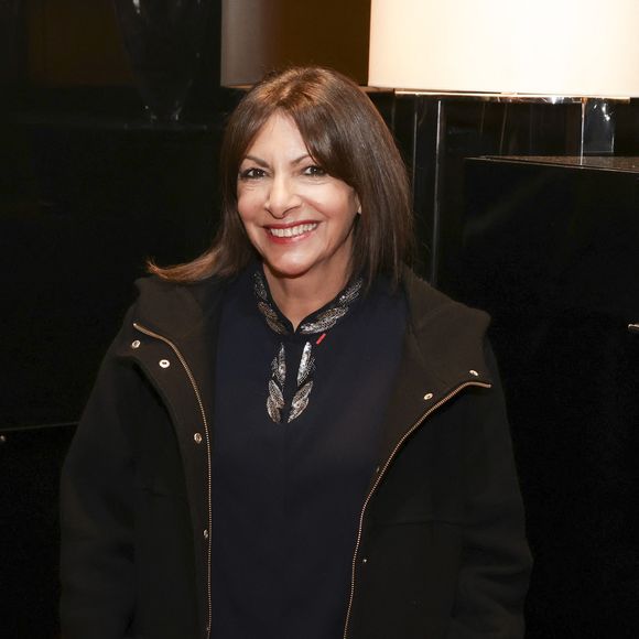 Anne Hidalgo, en backstage de l’émission "La grande soirée du 31 décembre de Paris" diffusée sur France 2 sur les Champs-Elysées à Paris, France, le 31 décembre 2024. © Clovis-Tribeca/Bestimage