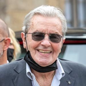 Alain Delon - Obsèques de Jean-Paul Belmondo en en l'église Saint-Germain-des-Prés, à Paris le 10 septembre 2021. © Cyril Moreau / Bestimage