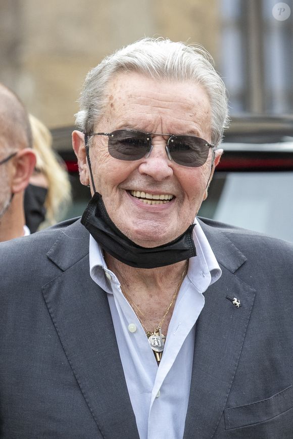 Alain Delon - Obsèques de Jean-Paul Belmondo en en l'église Saint-Germain-des-Prés, à Paris le 10 septembre 2021. © Cyril Moreau / Bestimage
