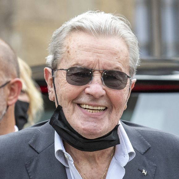 Alain Delon - Obsèques de Jean-Paul Belmondo en en l'église Saint-Germain-des-Prés, à Paris le 10 septembre 2021. © Cyril Moreau / Bestimage