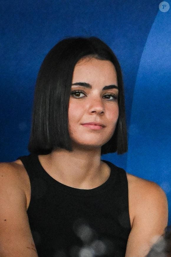 Il a notamment déclaré : "Il y a eu un coup de flirt".

Lola Dumenil dans les tribunes lors des Championnats de France de natation à Chartres, le 18 Juin 2024. 

Photo : Matthieu Mirville/Bestimage