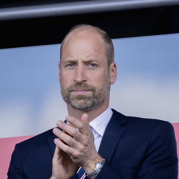Le prince William assiste au match du groupe D de l'UEFA Women's EURO 2025 entre l'Angleterre et les Pays-Bas au Letzigrund à Zurich, le 9 juillet 2025. 

Photo : SPP / PsnewZ / Bestimage