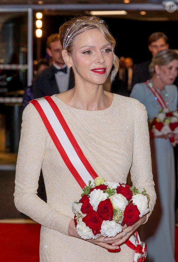 La tiare, créée par Lorenz Bäumer, s’inspire de la passion commune du couple princier pour la mer.

La princesse Charlène de Monaco - La famille princière de Monaco arrive au gala "Bonsoir Monte-Carlo - Grande revue - Josephine Baker" à l'opéra de Monte-Carlo à l'occasion de la fête nationale le 19 novembre 2025.

© Olivier Huitel / Pool Monaco / Bestimage