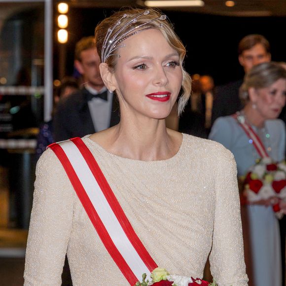 La tiare, créée par Lorenz Bäumer, s’inspire de la passion commune du couple princier pour la mer.

La princesse Charlène de Monaco - La famille princière de Monaco arrive au gala "Bonsoir Monte-Carlo - Grande revue - Josephine Baker" à l'opéra de Monte-Carlo à l'occasion de la fête nationale le 19 novembre 2025.

© Olivier Huitel / Pool Monaco / Bestimage