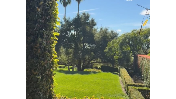 Meghan Markle dévoile le jardin de sa maison et laisse apercevoir Lilibet et sa grand-mère Doria dans la piscine.