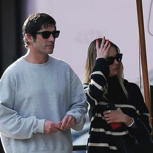 Ashley Benson et son mari Brandon Davis se promènent à Beverly Hills après avoir déjeuné au Il Pastaio à Los Angeles, Californie, Etats-Unis, le 6 janvier 2025. 
© Dean McDonald