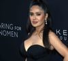 Sur Vogue YouTube, Salma partage sa routine : elle commence par le Treatment Mask No. 1 de Dr. Nigma et des patchs Patchology, parfois portés même pendant la nuit pour hydrater et réduire les poches.

NEW YORK, NY - 11 SEPTEMBRE : Salma Hayek Pinault au 4ème dîner annuel "Caring for Women" de la Fondation Kering au Pool à New York le 11 septembre 2025. © PPS/Bestimage