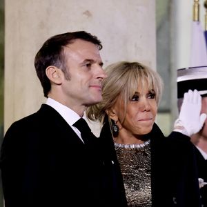 Le président Emmanuel Macron et sa femme Brigitte Macron lors de l'accueil par le couple présidentiel français du président du Kazakhstan au palais de l'Elysée à Paris pour un dîner d'état le 5 novembre 2024.

© Dominique Jacovides / Bestimage