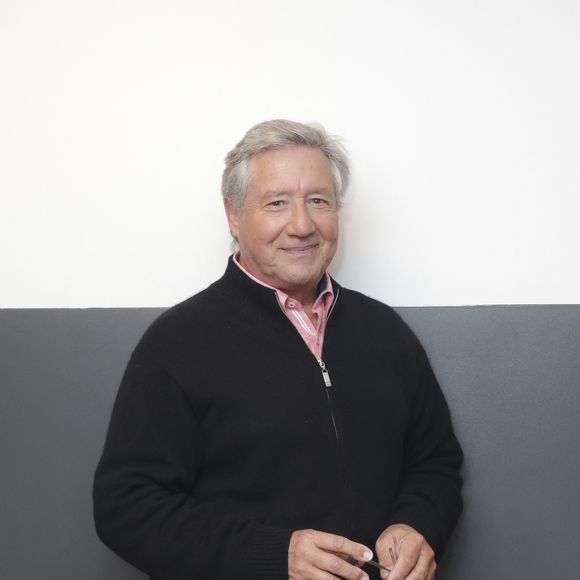 Exclusif - Patrick Sabatier pose lors de sa venue sur le plateau de l’enregistrement de l’émission « Face à Hanouna » présentée par C.Hanouna et diffusée sur C8 le 12 octobre 2024, à Paris, France, le 10 octobre 2024. © Jack Tribeca / Bestimage