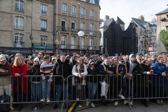 Hommage au chanteur Naâman, sur la place rebaptisée à son nom à Dieppe, le 23 février 2025.

Photo : Florian Savina / Bestimage